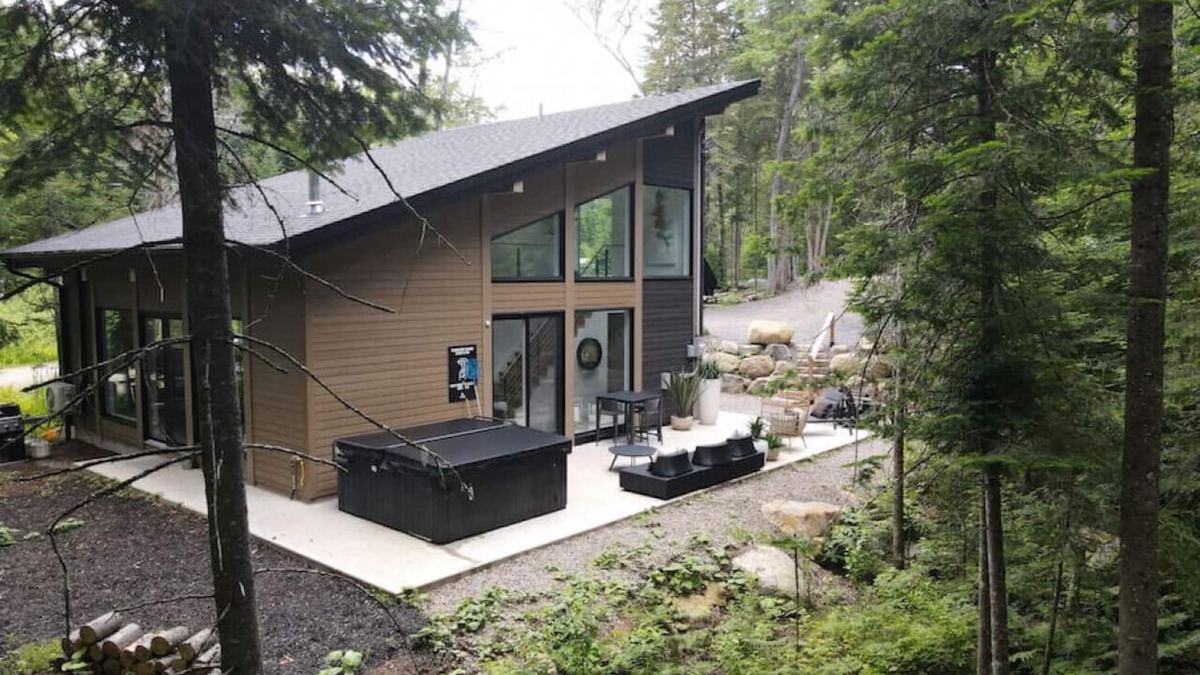 Lac-Superieur House | Chalet Taiga with a Hot Tub in Tremblant Nord