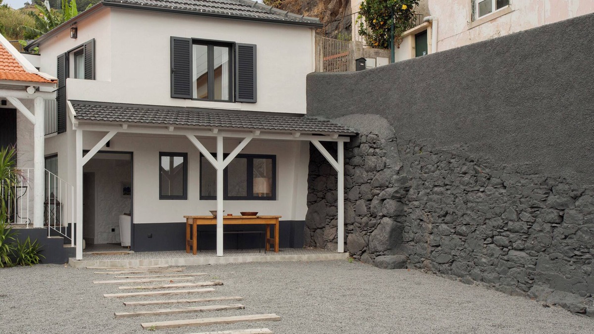 Canico Ski Chalet | Chalet 'The Village Loft' with Sea View, Shared Terrace and Wi-Fi
