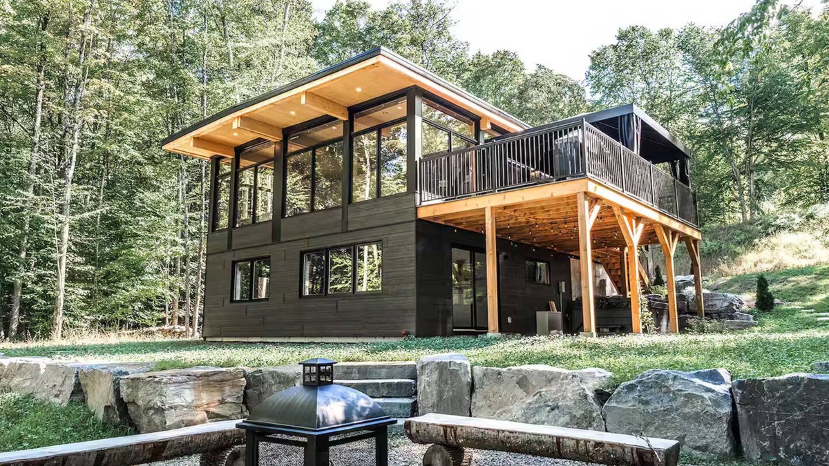 Labelle Ski Chalet | Chalet Van Haven – Spacious Mountain Chalet w/Hot Tub, Lake Access & Game Room