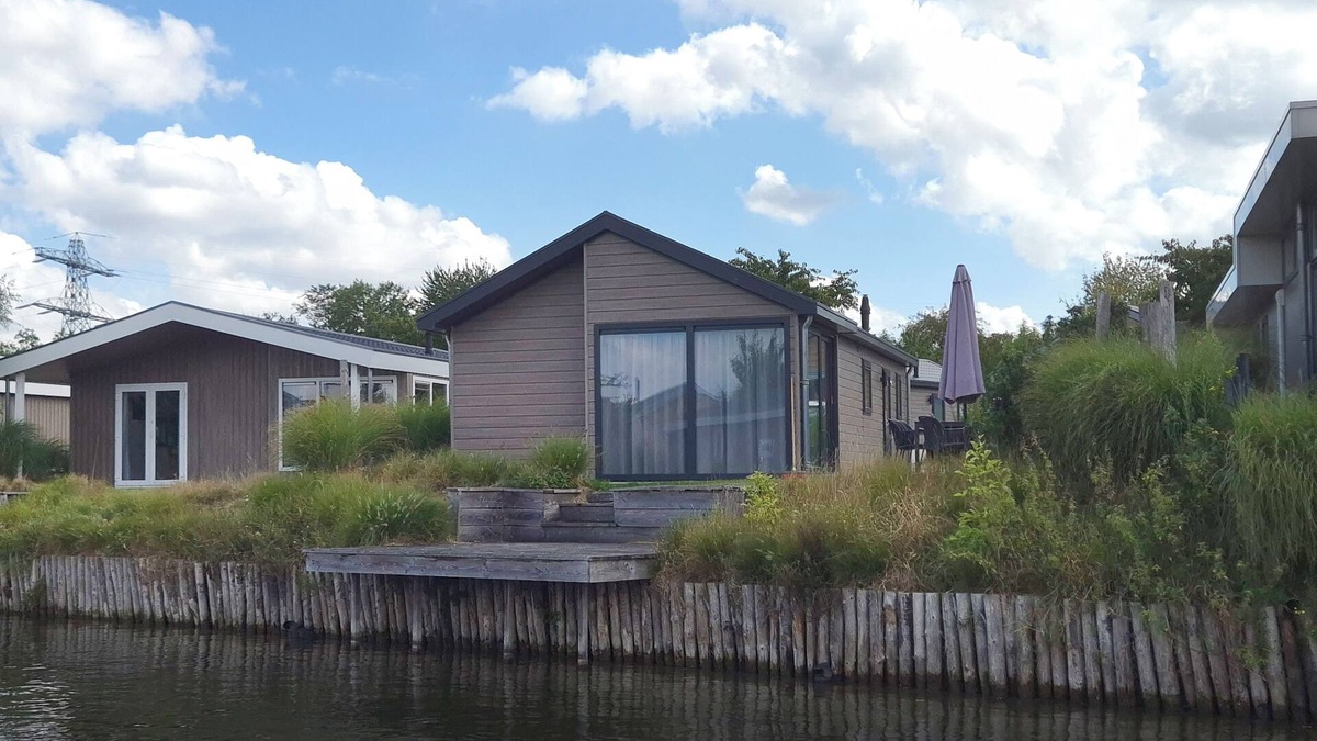 Linden House | Chalet with 3 bedrooms, a terrace and a jetty