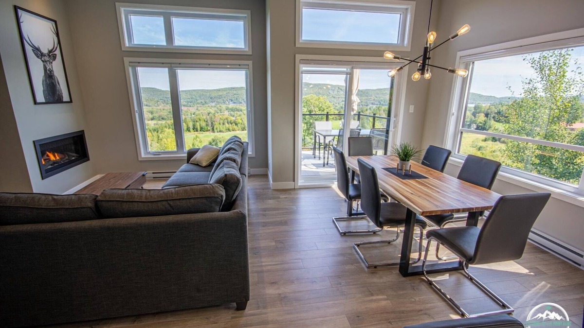 Saint-Jean-de-Matha Ski Chalet | Chalet with fireplace and mountain spa, golf view