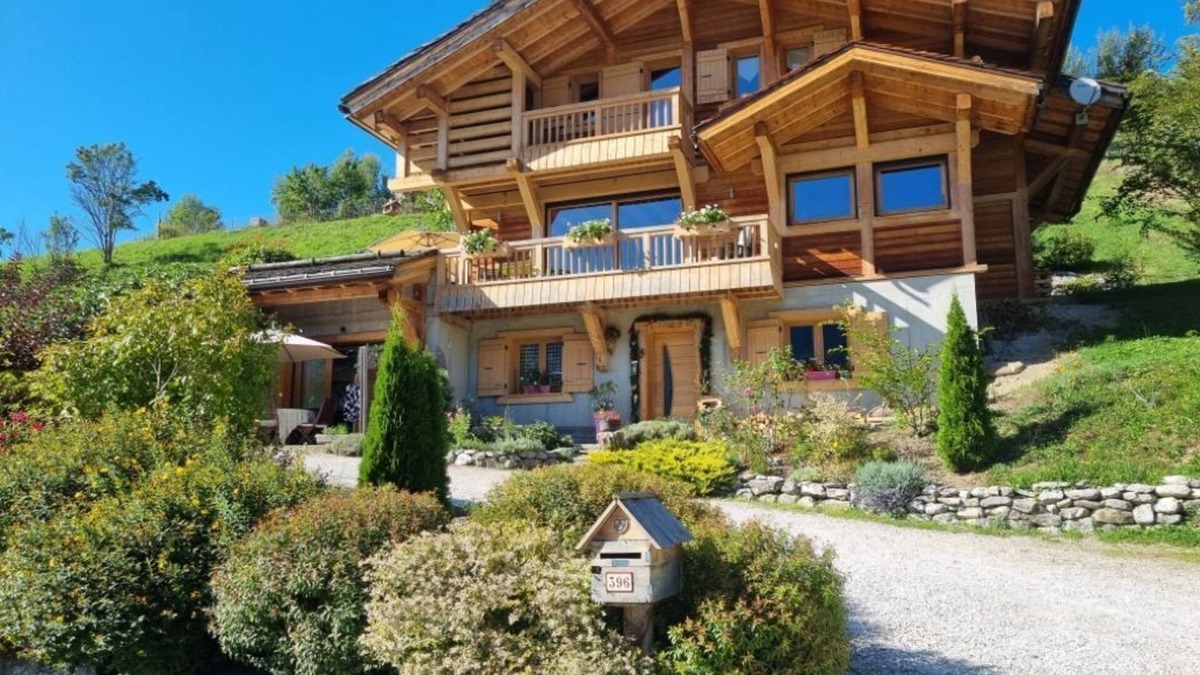 Manigod Ski Chalet | Chalet with panoramic mountain views, south-facing and cosy interior