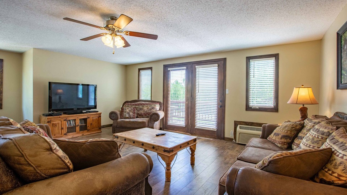 Lampe Cabin | Chalets Resort LAKEFRONT Cottage Free Amenities Dock/Boat Parking Pool & Waterslide