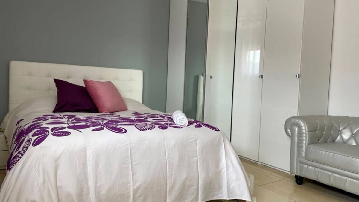 Sant Fost de Campsentelles Villa | Chambre à 30 Minutes de Barcelone Avec Salle de Bain et Piscine Partagées