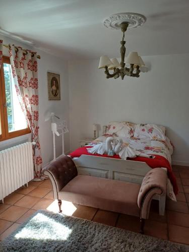 Saint-Saturnin-les-Avignon Bed & Breakfast | Chambre d'hôte suite Tournesol "Au fond du jardin"