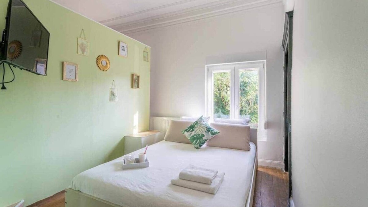Woippy Bed & Breakfast | Chambre 30m² - Salon privé - 2TV - Wifi - 120m²