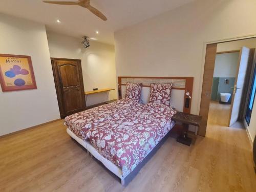 La Ferte-Saint-Aubin Bed & Breakfast | Chambre Amédée PMR chic avec Wi-Fi et petit déjeuner inclus - FR-1-590-479