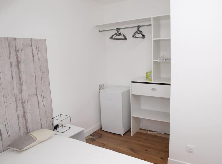 Saint-Quentin Apartment | Chambre au 2e étage côté rue