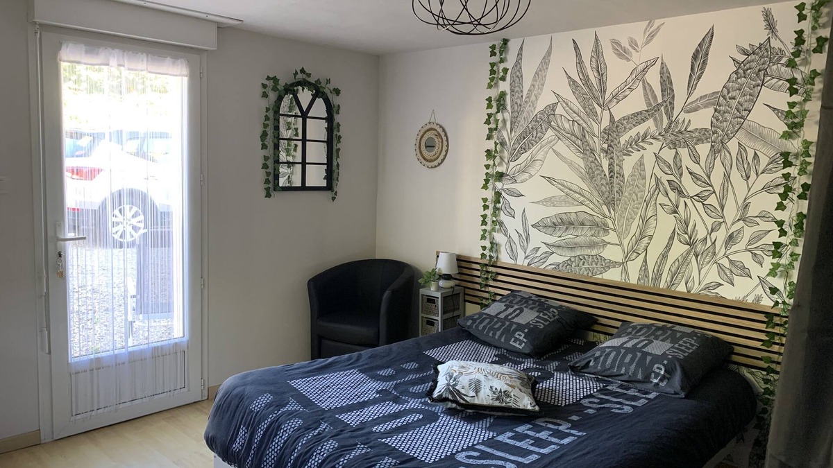 Rilhac-Rancon Bed & Breakfast | Chambre au RDC , Confortable ,indépendante , Sortie sur la Cours Privée !