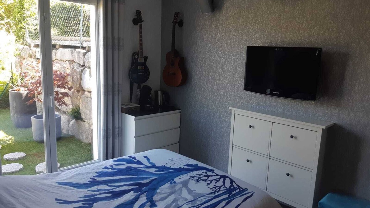 Sorbiers Bed & Breakfast | Chambre Avec Accès à une Piscine Intérieure Dans un Écrin de Verdure