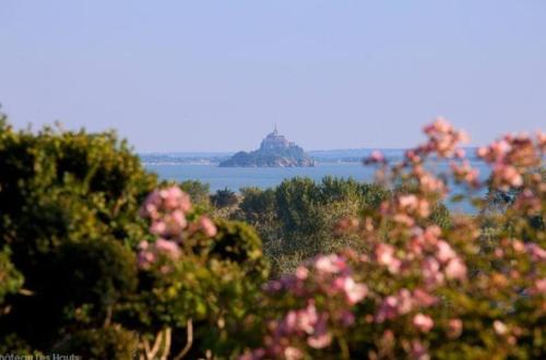 Champeaux Bed & Breakfast | Chambre Cocteau avec vue sur le Mont Saint Michel