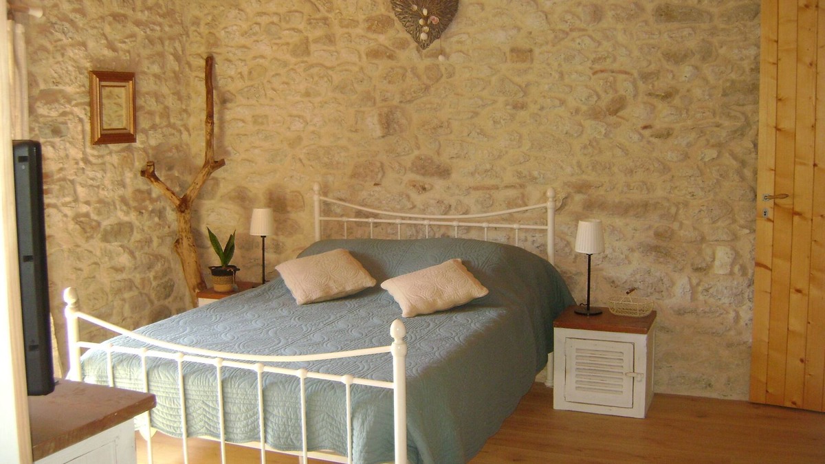 Castelnau-de-Montmiral Bed & Breakfast | Chambre d'hôtes Acacia at "La Boriette" in peaceful Occitan Tuscany