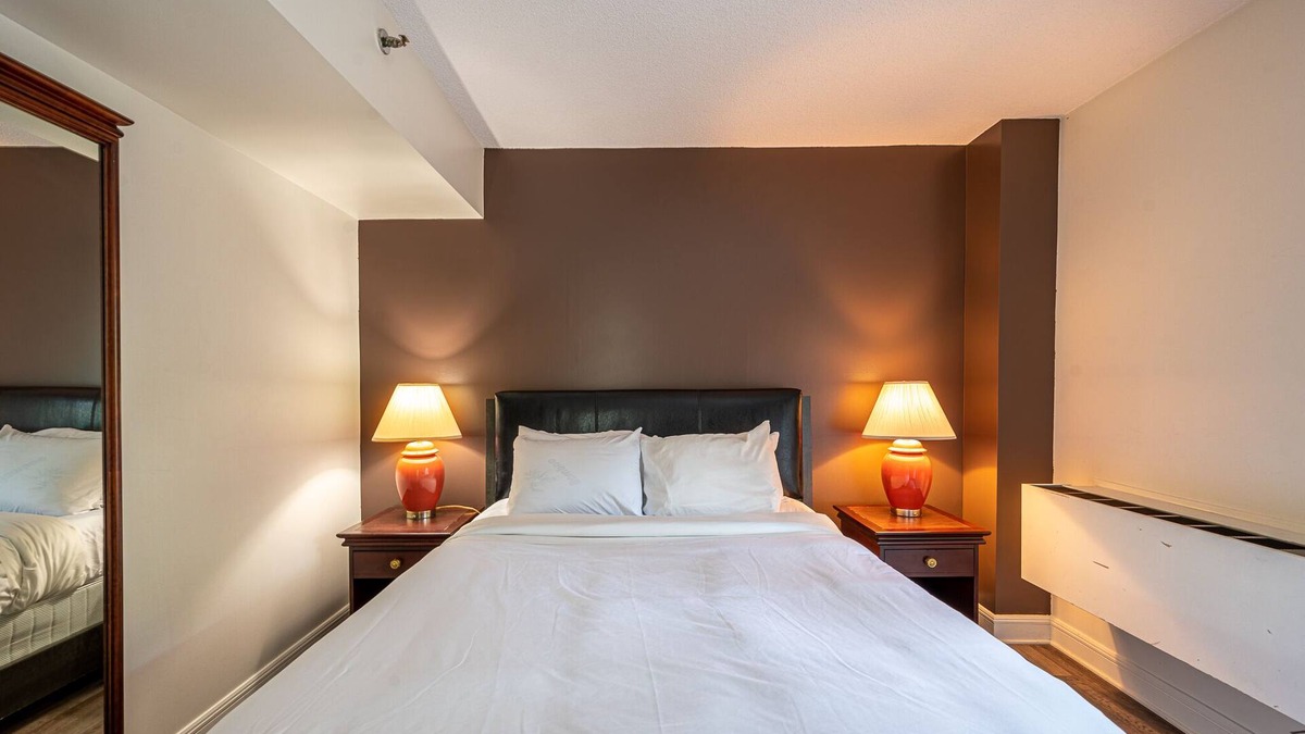 Saint-Sauveur House | Chambre lit Queen avec balcon (25)