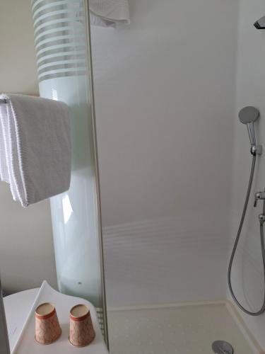 Bussigny-pres-Lausanne Bed & Breakfast | Chambre privée avec lit double et sanitaires et TV mural