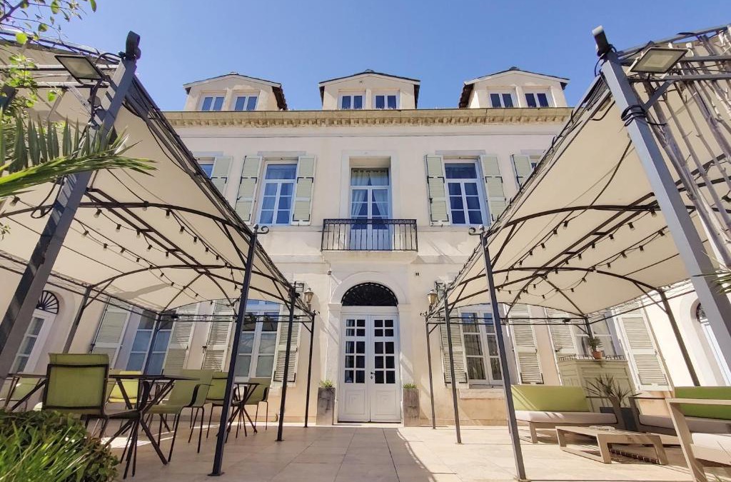 Meze House | Chambres d'hôtes - Bed and Breakfast Les Palmiers