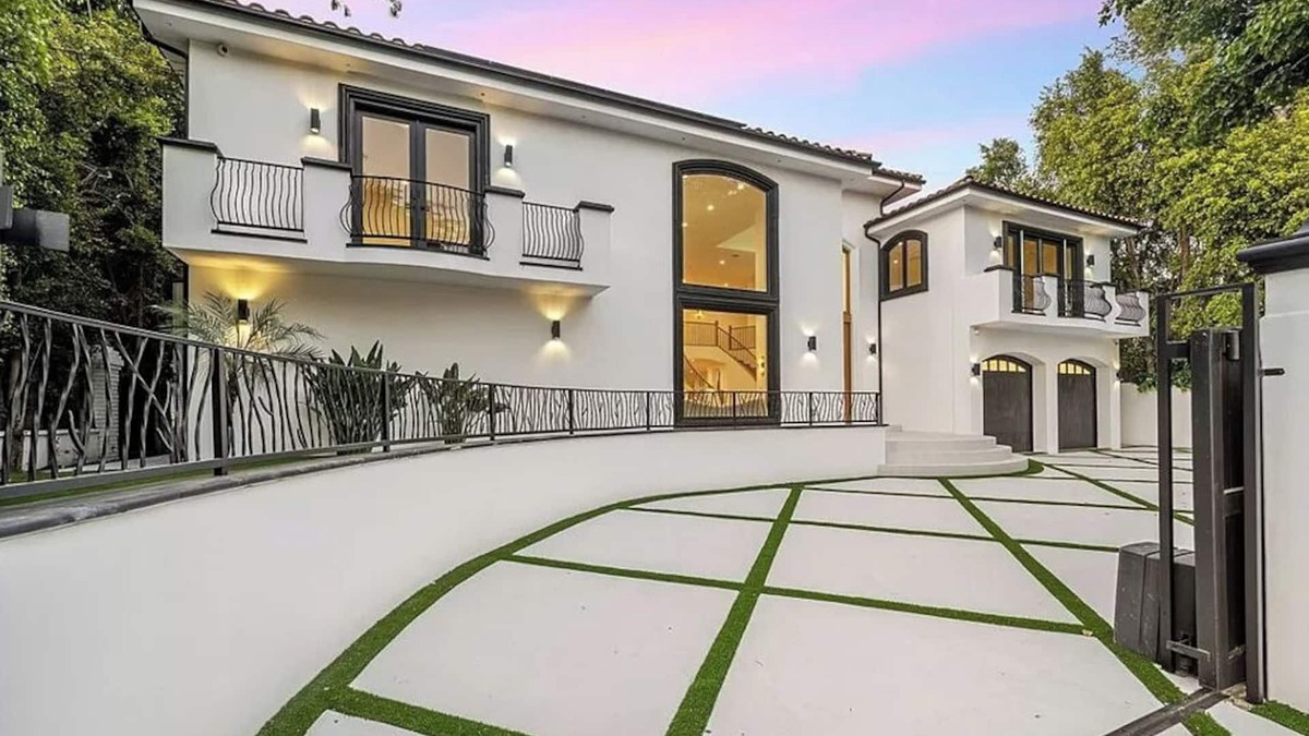 Sherman Oaks Villa | Chandler Mansion - Architectural Marvel with Pool & Theater