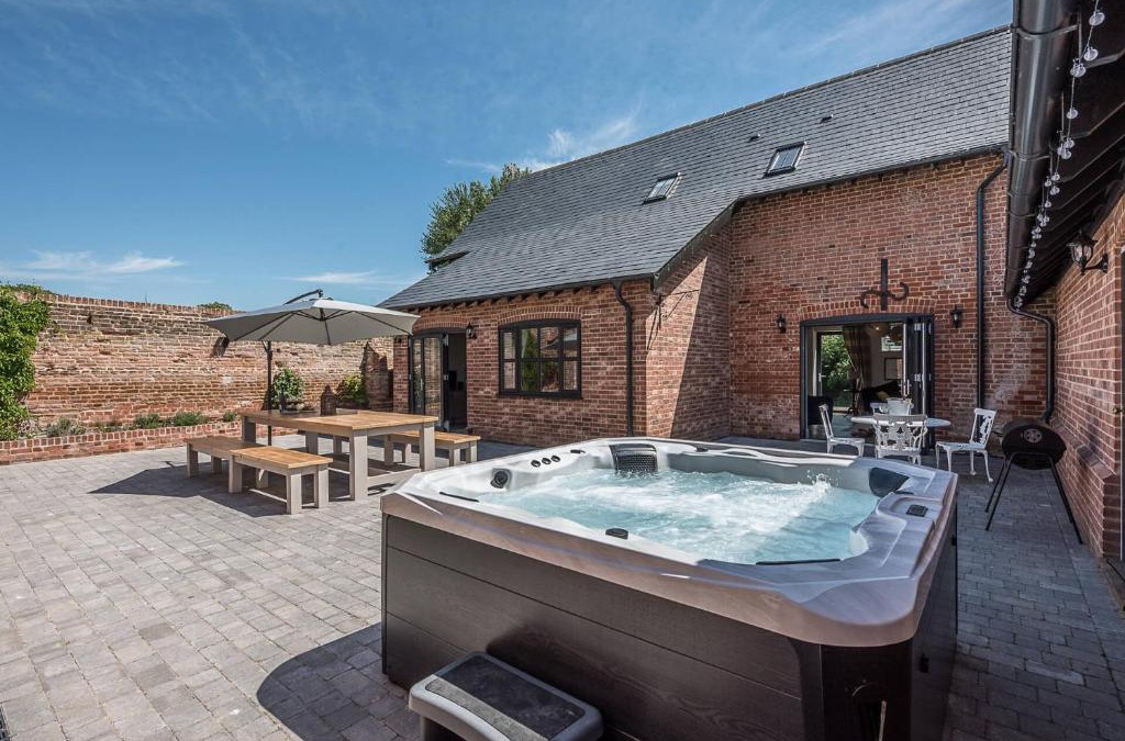 Ipswich House | Chapel Cottage at Pond Hall Farm, Stunnning Property with Private Hot Tub, Hadleigh