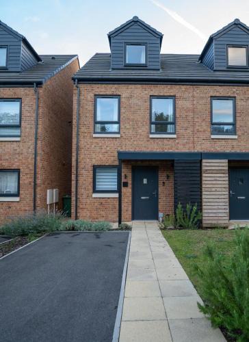 Worksop Apartment | Chapel Waters Sleeps 6 with Private Parking