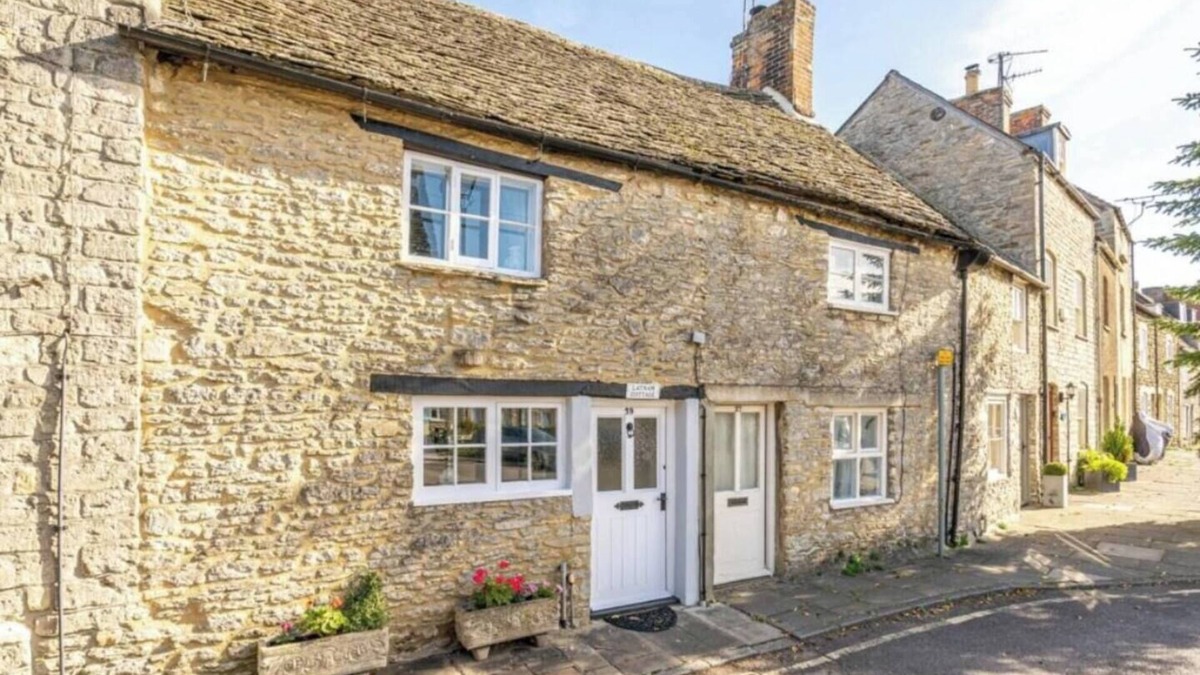 Malmesbury House | Chapter Cottage; Cosy Escape Sleeps 4+Dog-Friendly