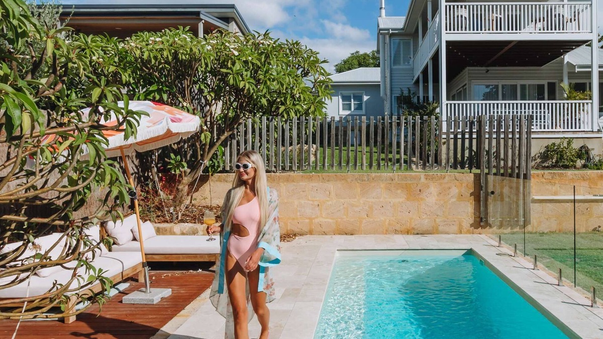 East Fremantle House | Character cottage at the front, pool house at the back! Free WIFI and parking.