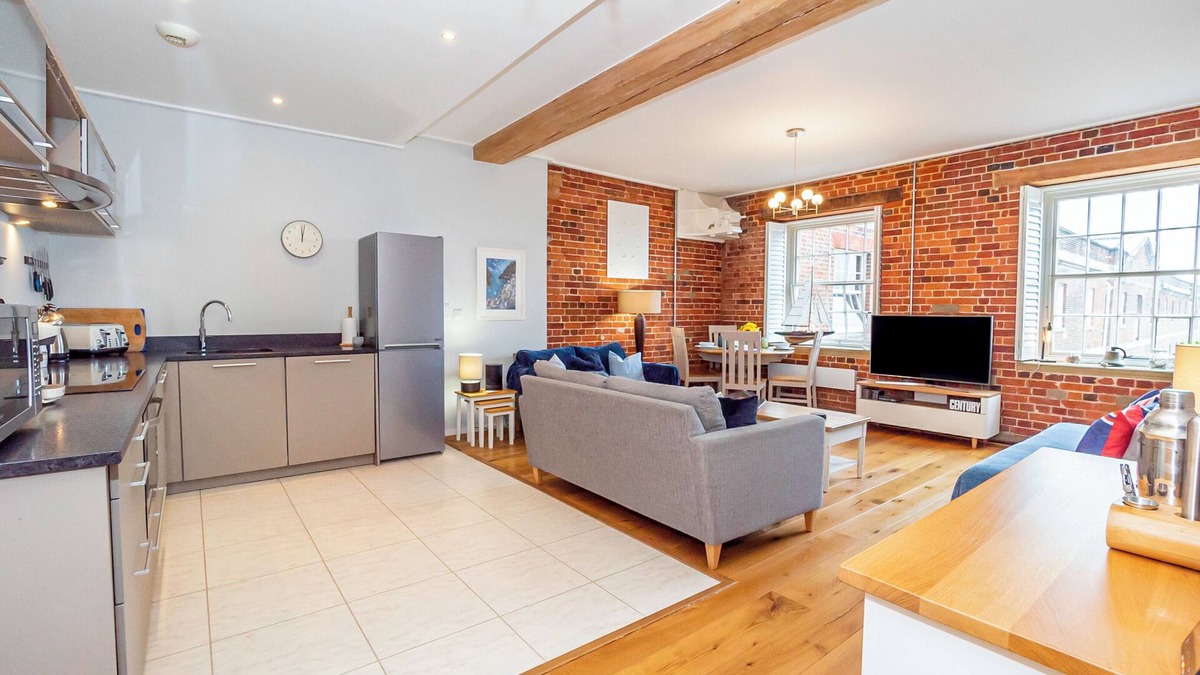 Gosport Apartment | Characterful apartment overlooking Marina