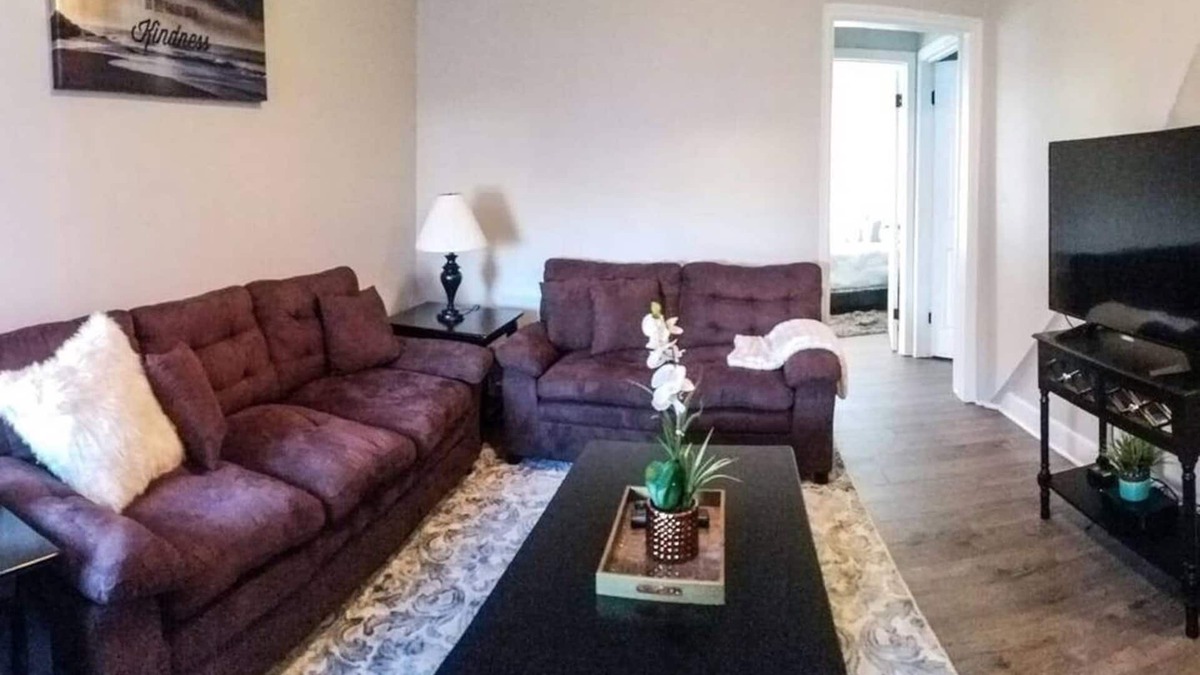 Lancaster House | Charismatic Downtown Apartment