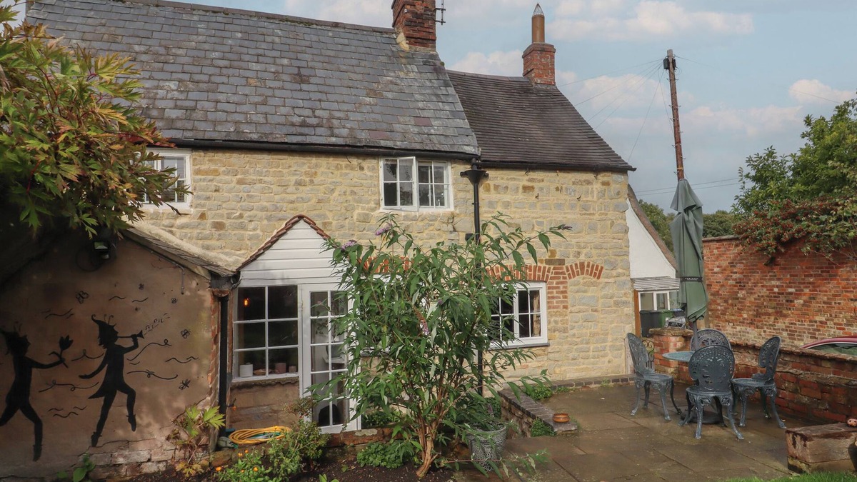 Shipston on Stour Cottage | CHARITY SCHOOL HOUSE, pet friendly, with hot tub in Shipston-On-Stour