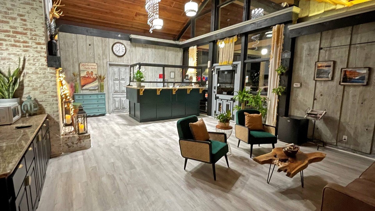Broken Bow Hotel | Charles Wesley Motor Lodge