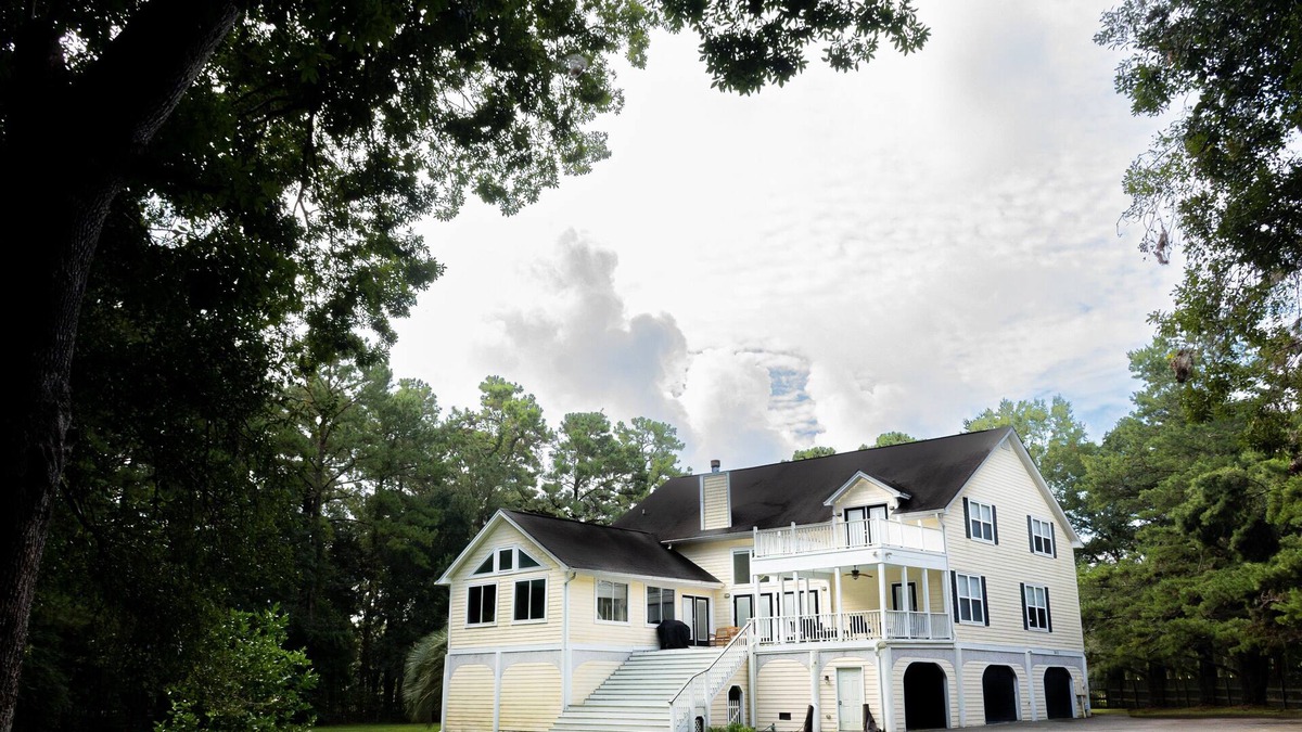 Johns Island House | CHARLESTON, FAMILY FRIENDLY! INDOOR POOL, GAME ROOM, PETS OK