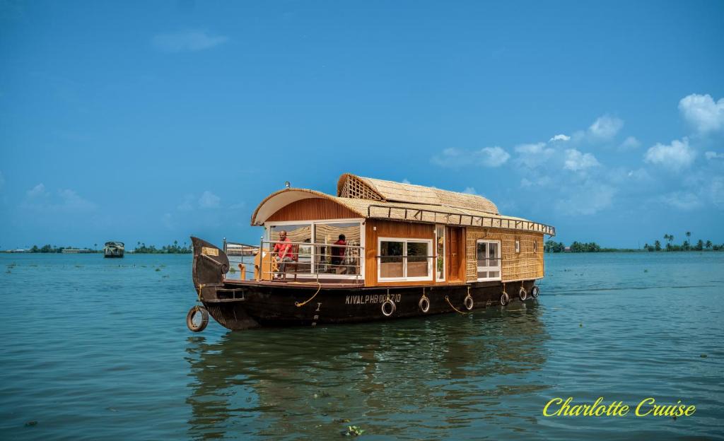 Alappuzha Boat Rental | Charlotte Cruise House Boat