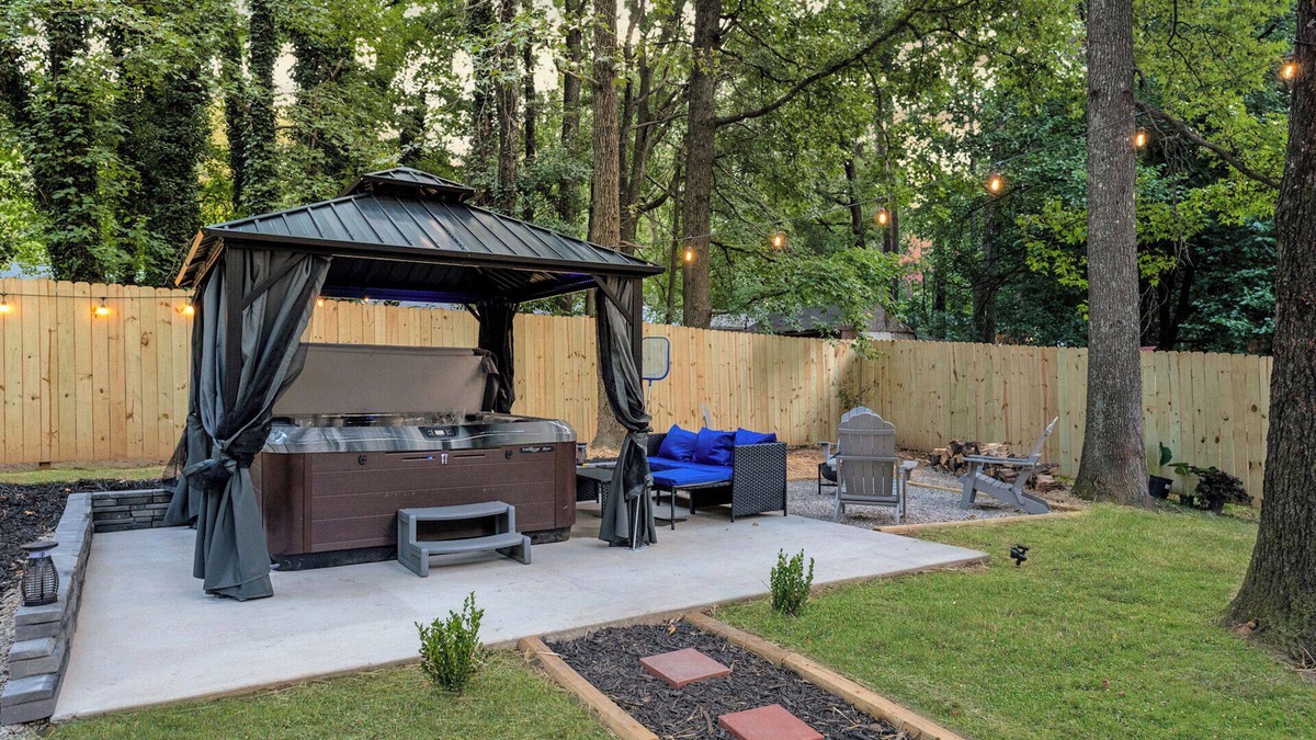 Toddville Road House | Charlottle Jacuzzi side oasis