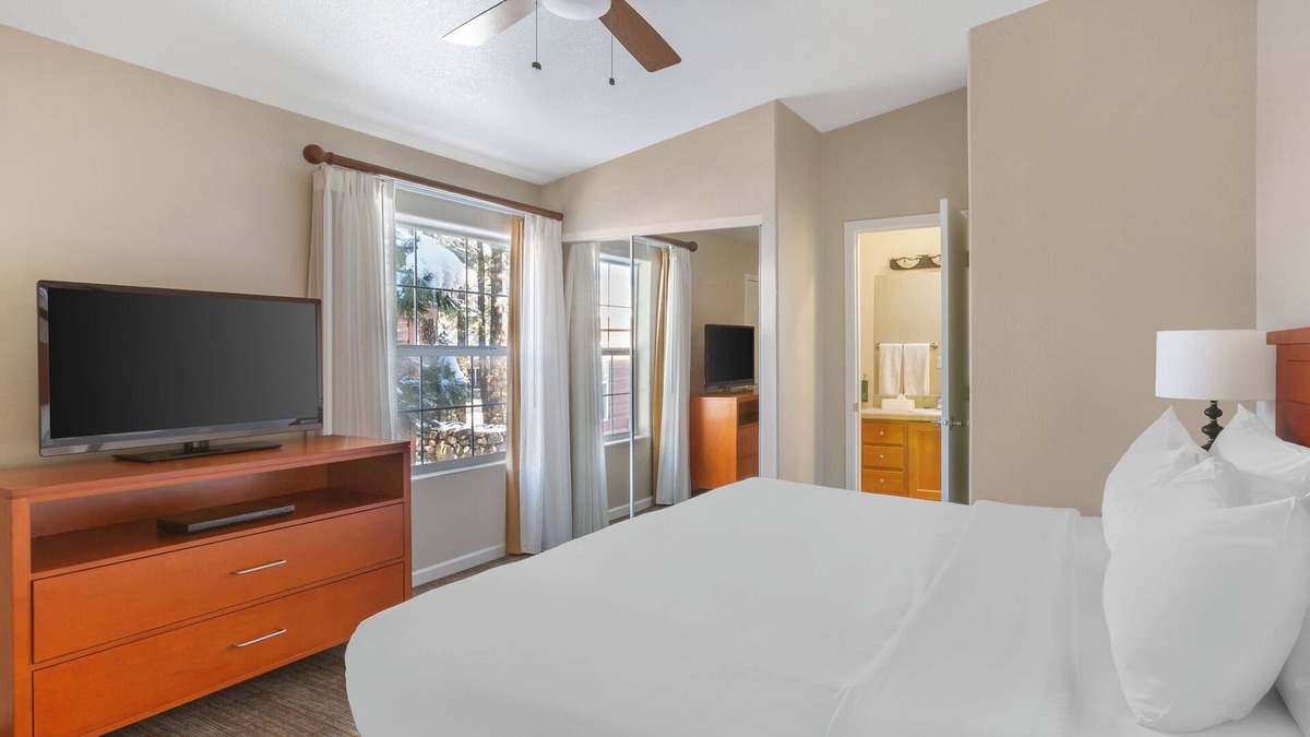 Pinetop Resort | Charm & Relaxation in the Mountains! 3 Serene Units, Indoor Pool, BBQ Facilities, Sports Courts