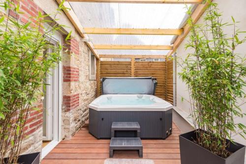 Guingamp Apartment | Charmant Duplex avec jacuzzi Guingamp centre