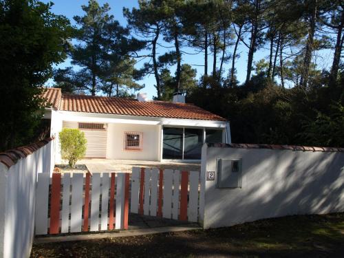 Saint-Jean-de-Monts House | Charmante maison rénovée en lisière de forêt, 600m de la plage, 2 jardins clos, confort moderne - FR-1-323-371