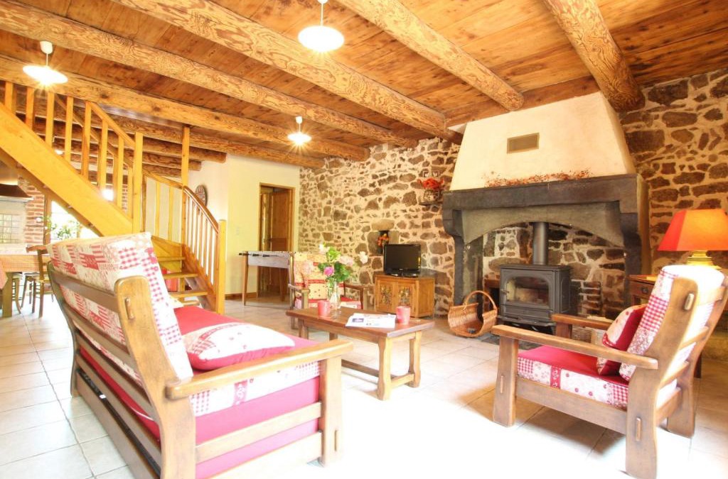 Aurec-sur-Loire House | Charmante Maison de Ferme avec Cour Fermée, Proche Loisirs et Nature - FR-1-582-191