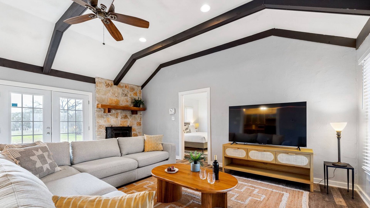 Dripping Springs House | Charmer in Downtown Dripping Springs Ritz on Old Fitz