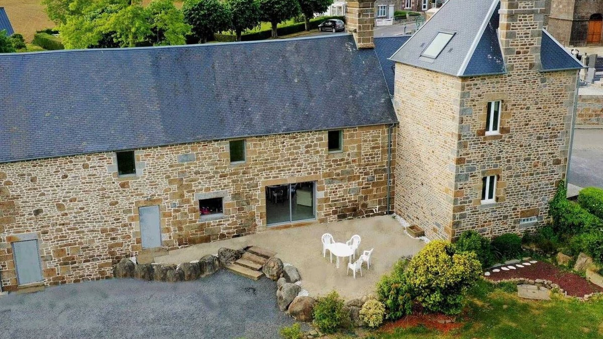 Saint-Michel-de-Montjoie Cottage | Charming granite house with garden and pets allowed