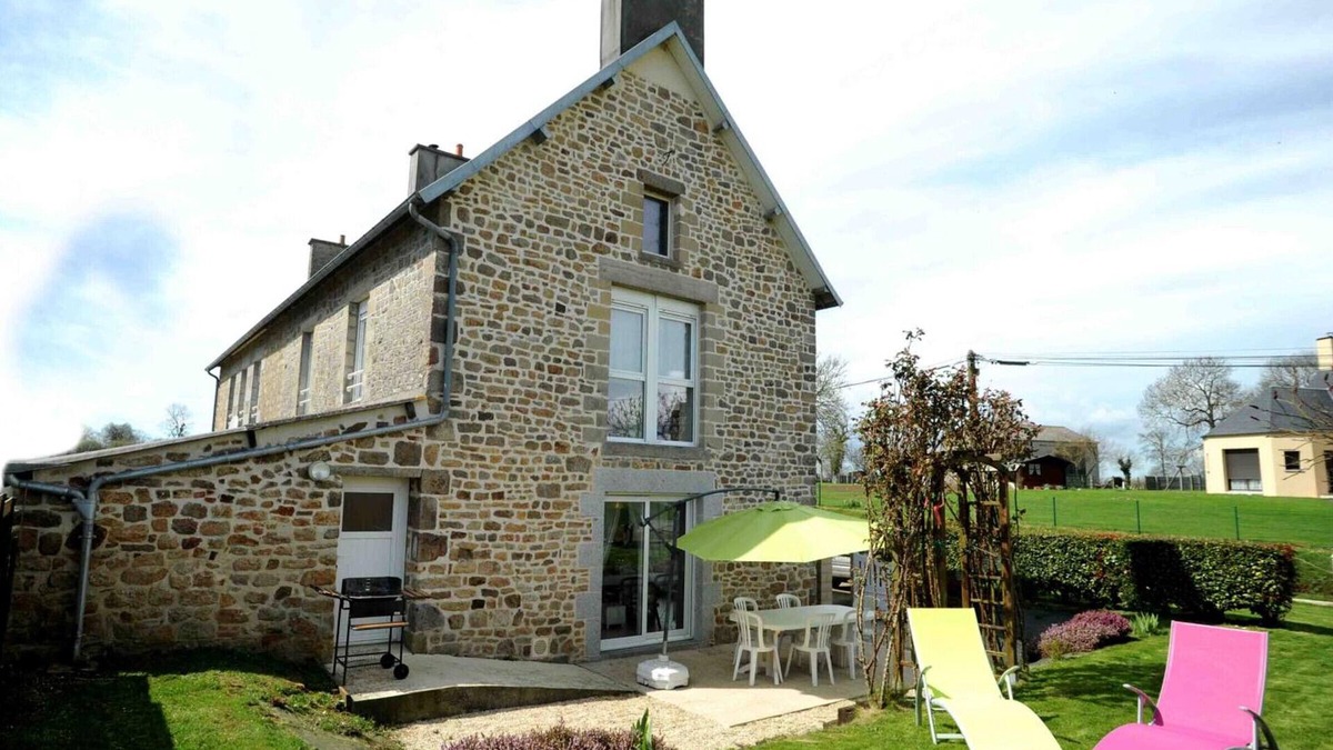 Champcervon Cottage | Charming Country House: WiFi, Wood Stove, Enclosed Garden, Near Mont Saint Michel
