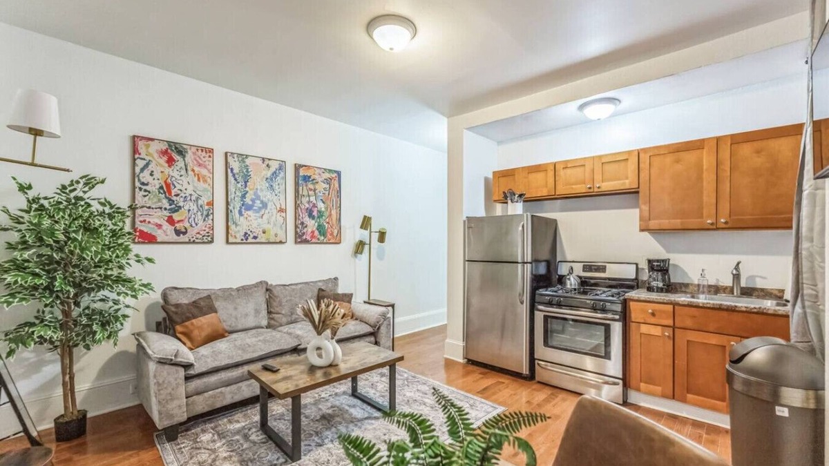 Center City West Apartment | Charming 1/1 | Center City | Sleeps 4 | Fast WiFi
