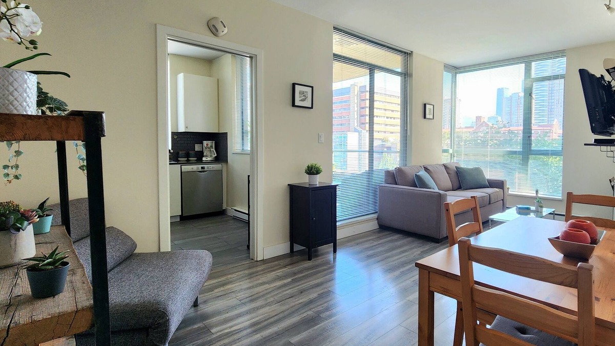Downtown Vancouver Apartment | Charming 1-BDR Apartment in Prime Downtown Location – Walk Everywhere!