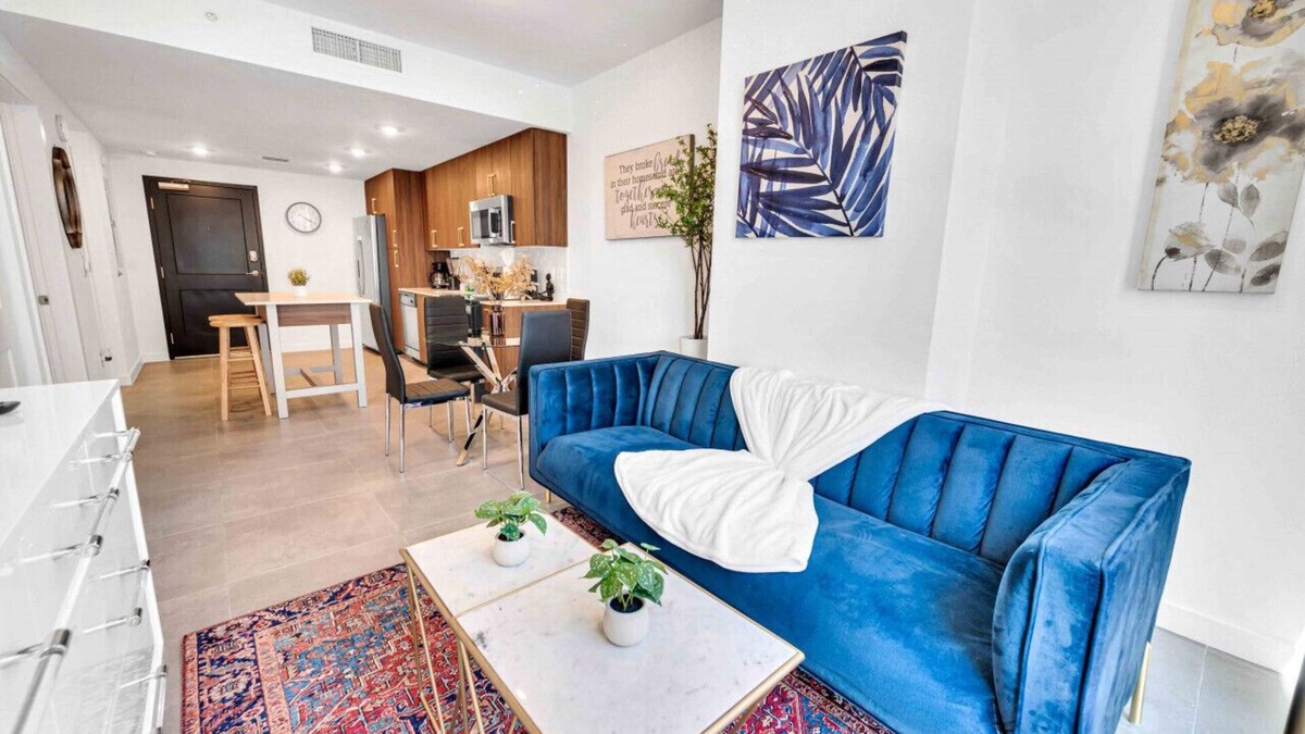 Overtown Apartment | Charming 1 Bed plus Den Downtown Free Parking