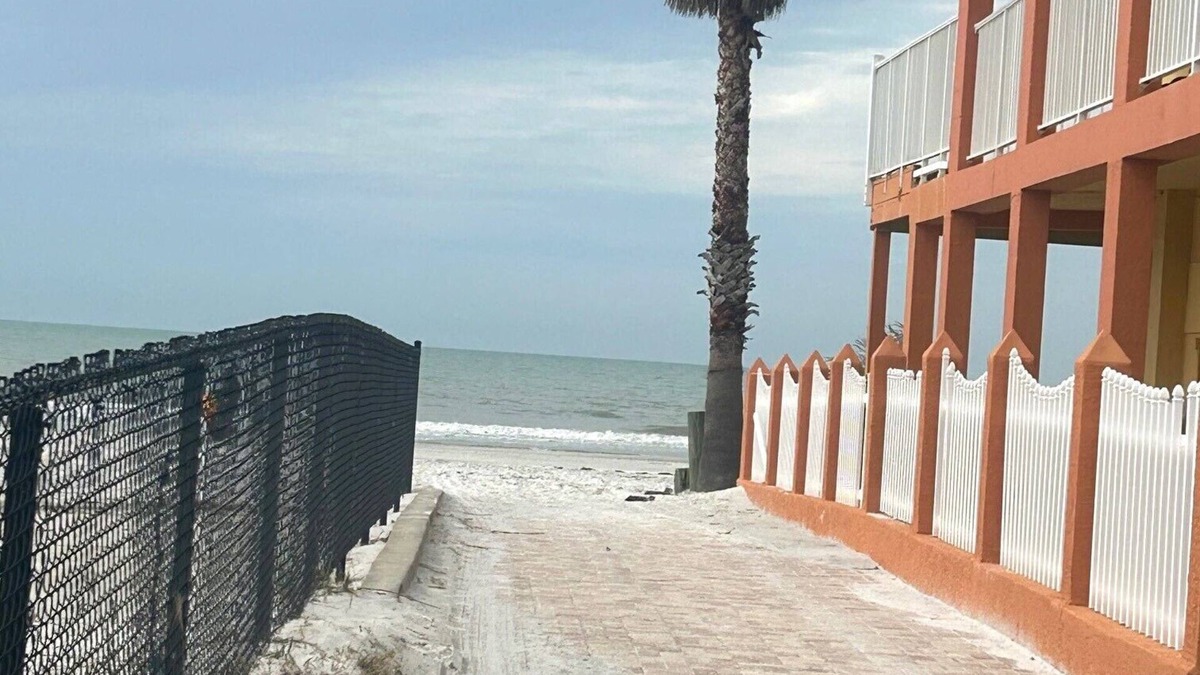Redington Shores Cottage | Charming 1-bedroom1 -bath Place 100 steps to the beach Redington Shores, FL
