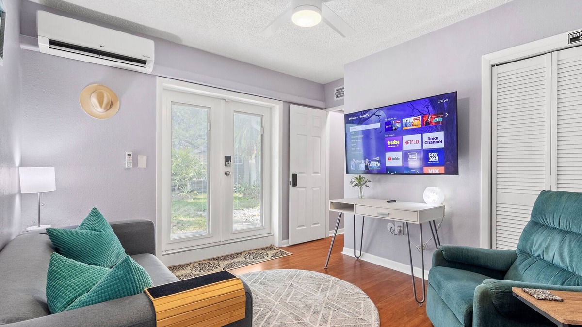 South Pinellas Community Council Apartment | Charming 1-bedroom apartment in amazing St. Petersburg with AC, WiFi,Dog OK!