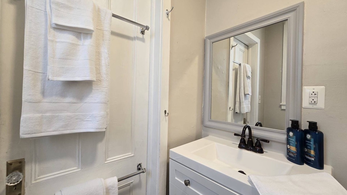 Kingston Apartment | Charming 1-bedroom apartment in lovely Kingston with AC, WiFi
