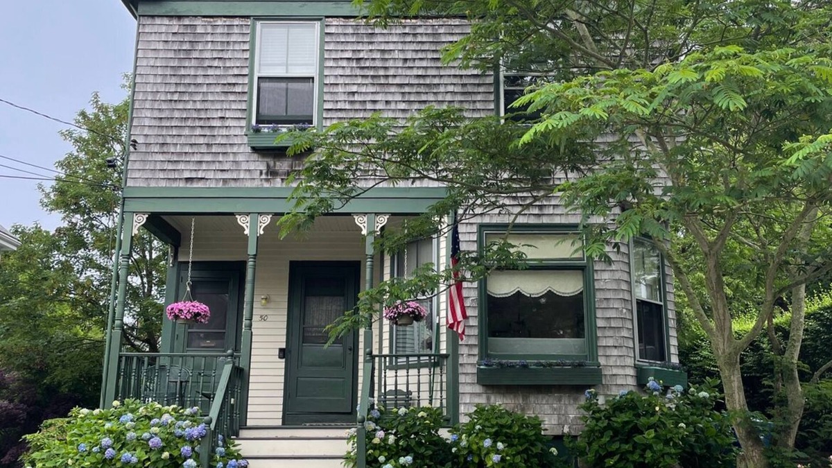 Yachting Village House | Charming 1-bedroom apartment with deck in enchanting Newport with AC, WiFi