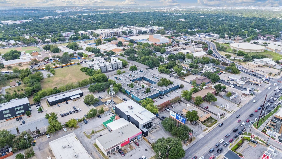 Brentwood Apartment | Charming 1-bedroom apartment in fabulous Austin - The Red Room