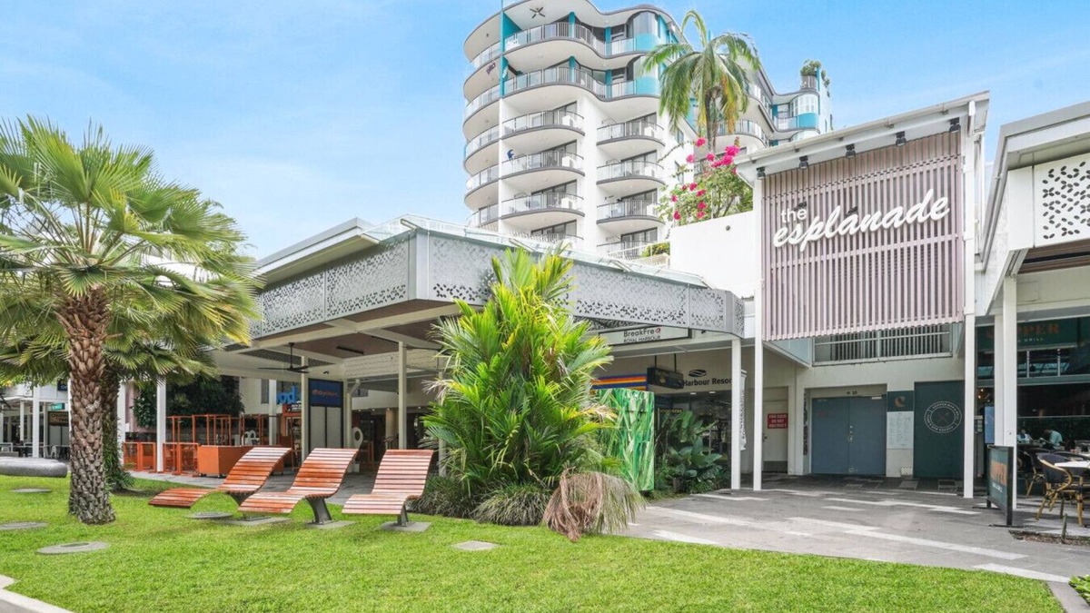 Cairns Central Business District Apartment | Charming 1-Bedroom Apartment with Rooftop Pool & Prime Cairns Location