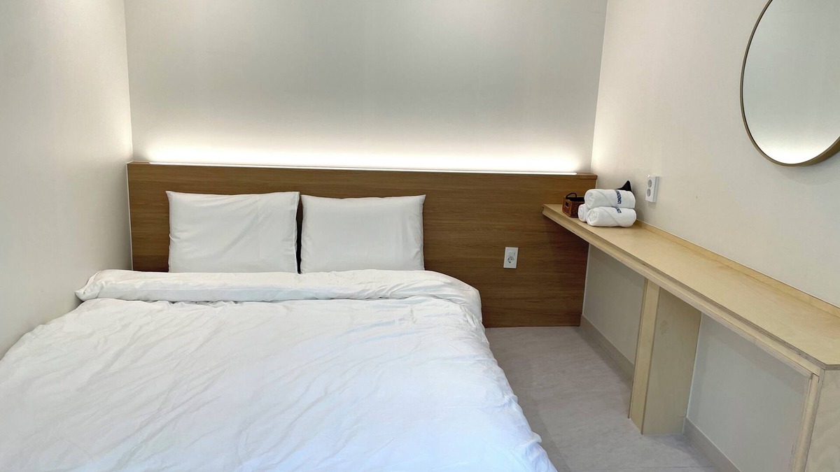 Jung-gu House | Charming 1-bedroom building in lovely Busan with WiFinThere is a large bed