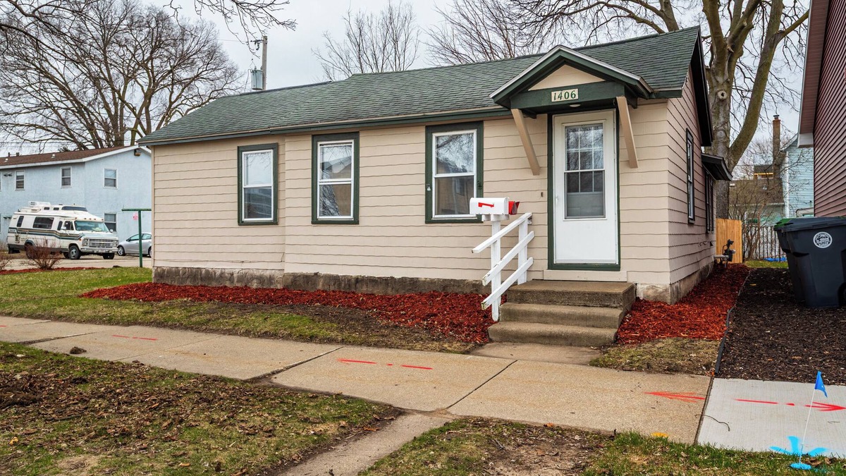 La Crosse Cottage | Charming 1-bedroom cottage close to the downtown La Crosse area!