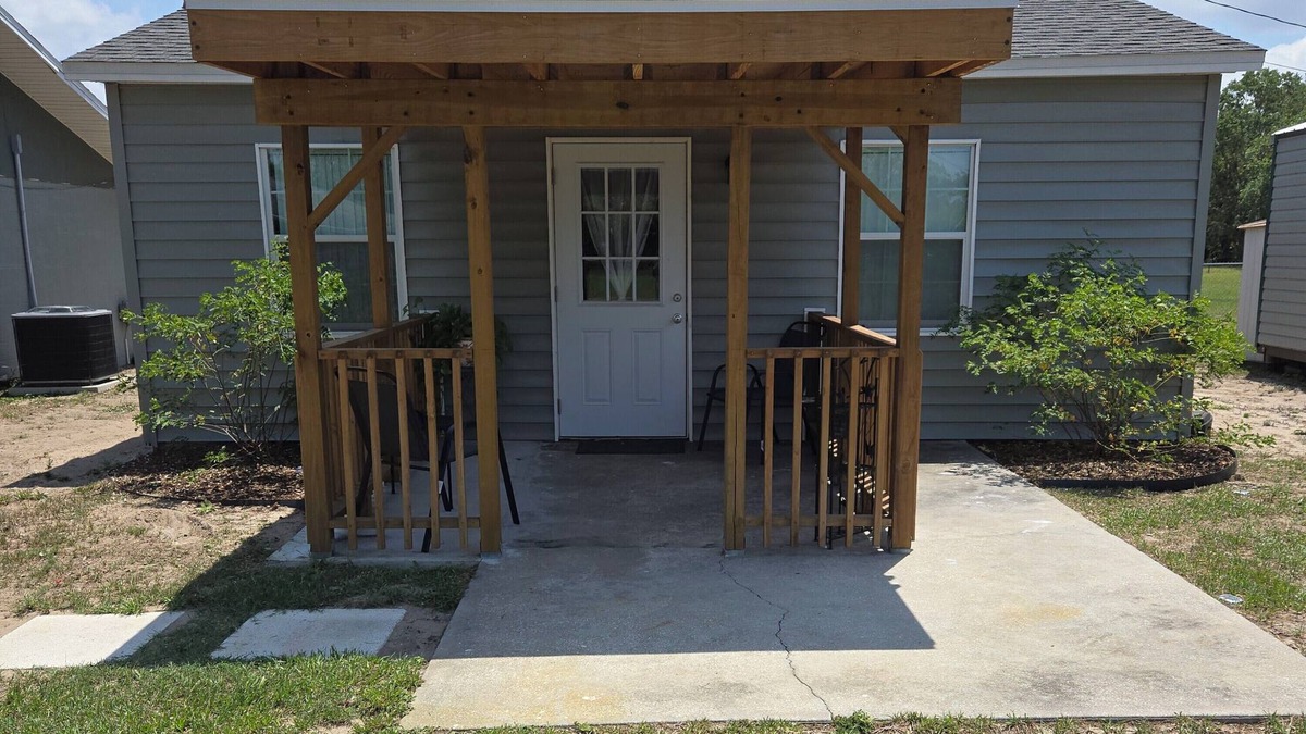 Lakeland Cottage | Charming 1-bedroom cottage in beautiful Lakeland with AC, WiFi, Daily or monthly